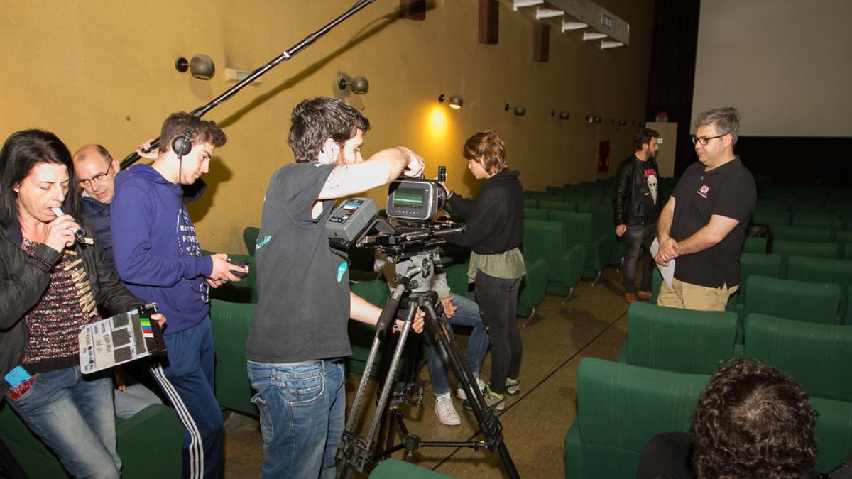 Alumnes de l'Escola de Cinema de Reus empren les instal·lacions com a localització en una cinta.