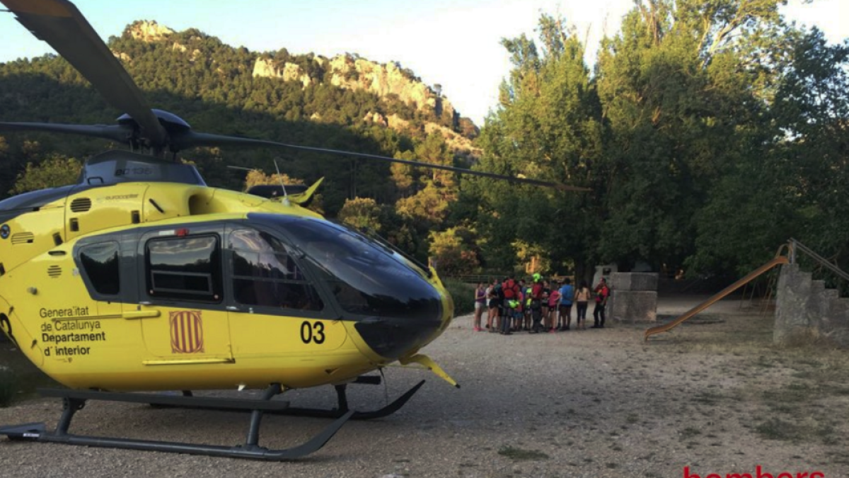 L'helicòpter va evacuar de cinc en cinc el grup d'escolars i els dos professors.