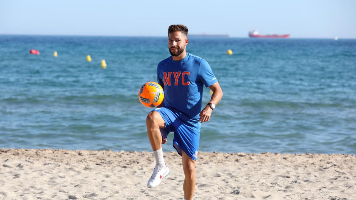 Eduard Suárez en la playa del Miracle.