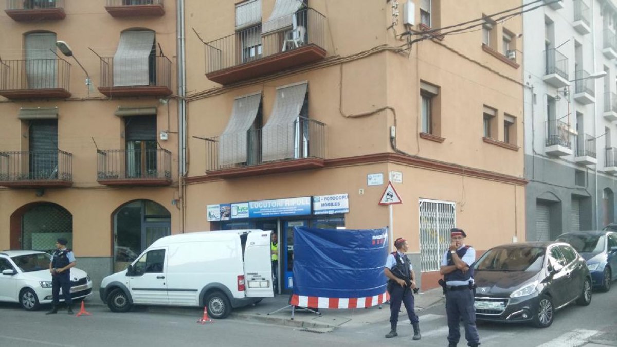 Agentes de los Mossos d'Esquadra custodiaban la puerta de un locutorio de Ripoll.