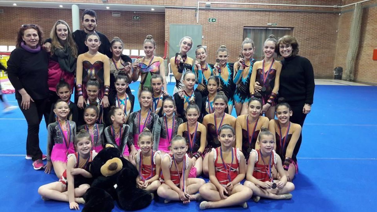 Les noies de la 2a fase de gimnasia rítmica del Vendrell.