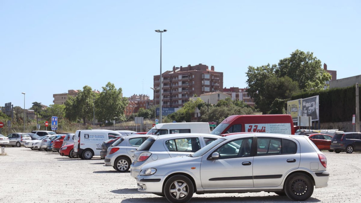 Imatge de l'estat actual de l'aparcament del cementiri.