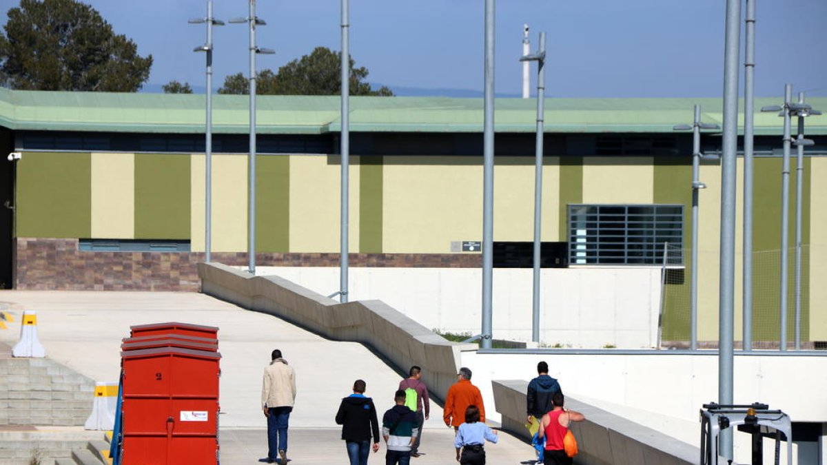 Un grupo de internos andando por la calle principal del centro penitenciario del Catllar.