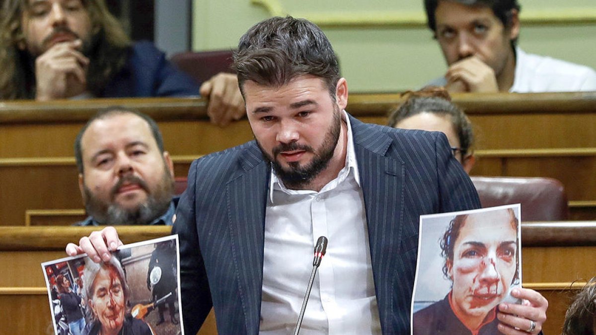 Gabriel Rufián mostrando imágenes de los heridos el 1-O en Cataluña en el Congrès dels Diputats.