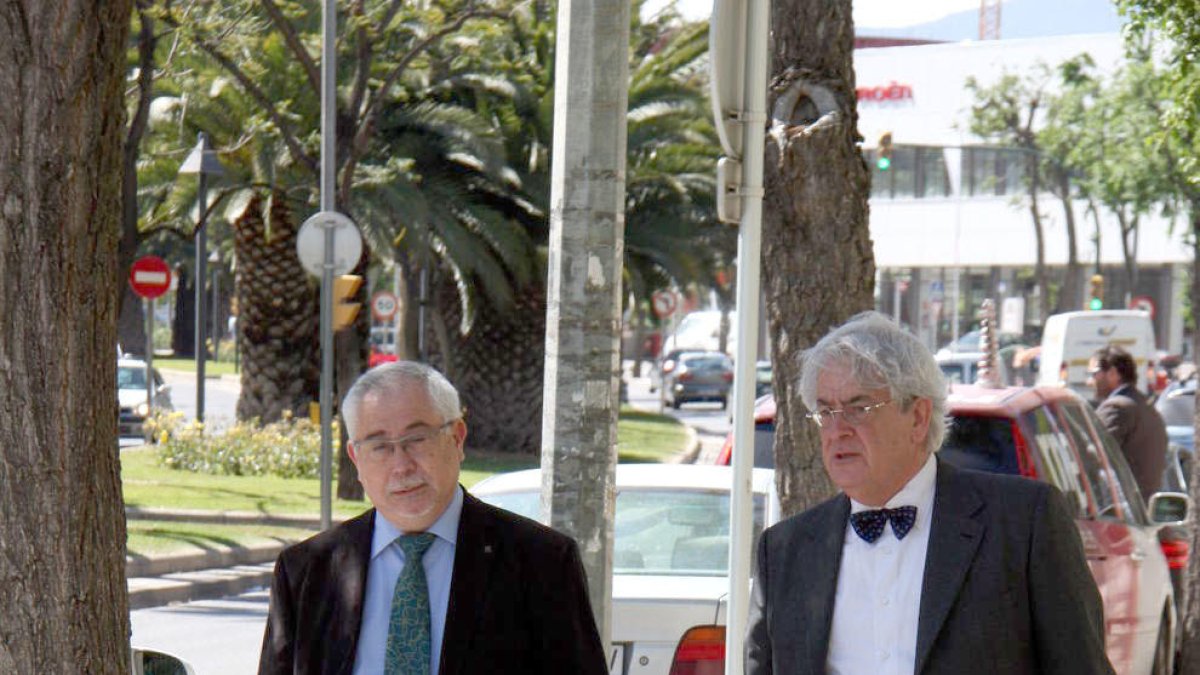 Lluís Miquel Pérez y su abogado, en una imagen de archivo.