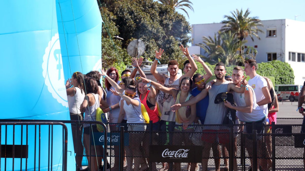 Els joves francesos arribaven en diversos grups per gaudir de la festa a l'interior de la discoteca.