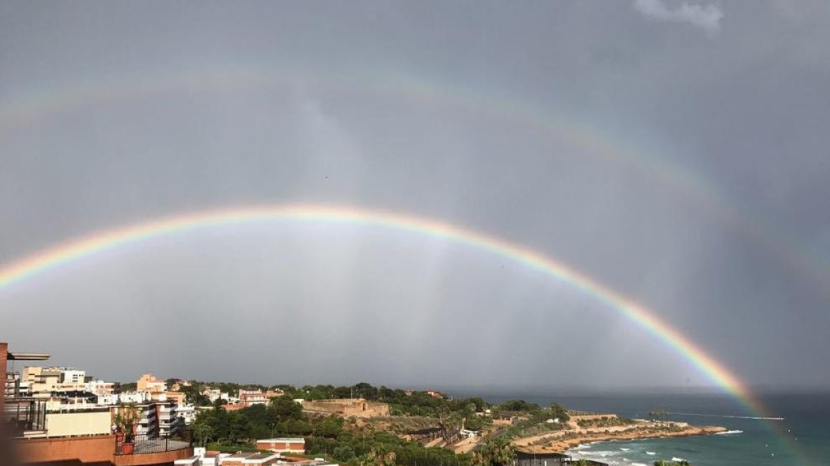 El arco iris que se ha podido ver en la ciudad de Tarragona este miércoles.