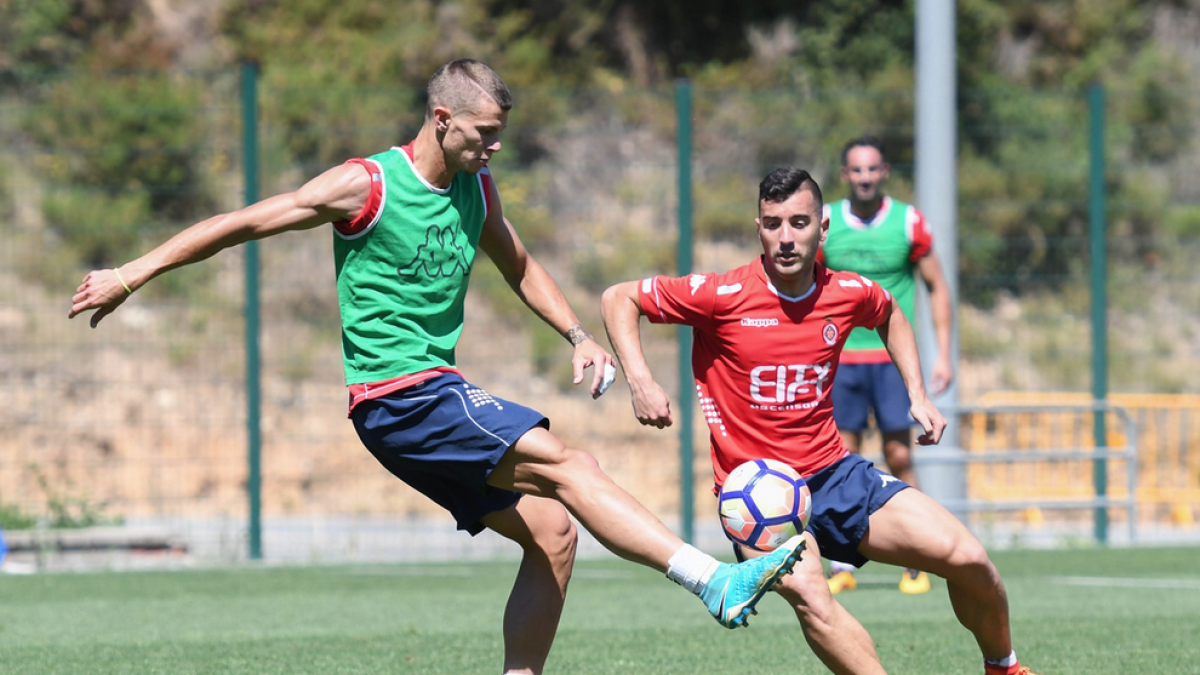 Samuele Longo, a la izquierda de la imagen, durante el entrenamiento de ayer del Girona, del cual se retiró Maffeo.