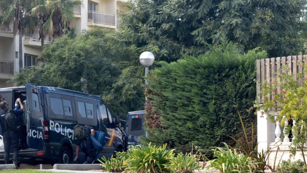 Diverses furgonetes policials s'han vist aquest matí davant l'establiment Hotel Best Sol d'Or