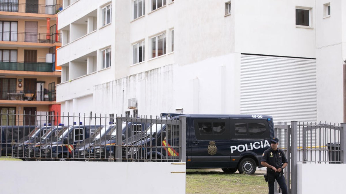 Al costat de l'edifici del Negresco 2 s'han aparcat nombroses furgonetes policials.