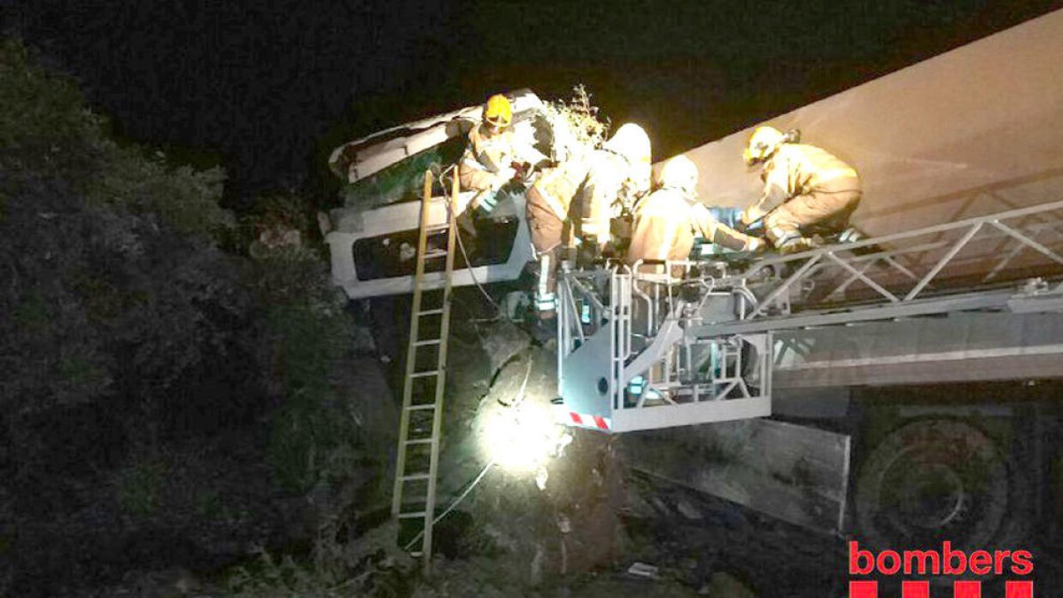 Los Bomberos hubieron de excarcela el conductor del camión y un ocupantes del turismo.