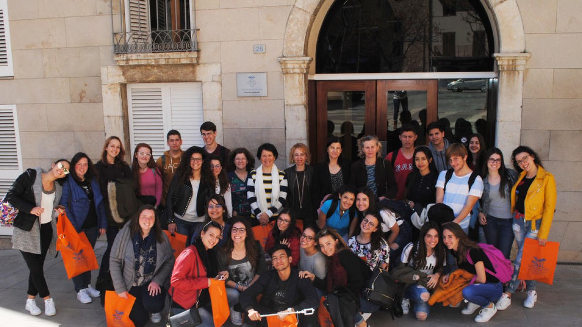 Els 14 joves italians i les seves professores del centre educatiu de Sicília, acompanyats dels seus amics vila-secans, en una foto de record a l'exterior de l'Ajuntament.