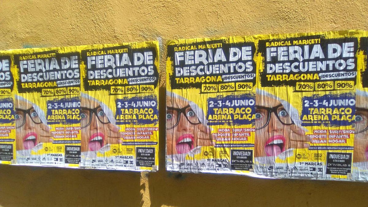 Imágenes de los carteles de la feria de descuentos colocados de forma irregular.