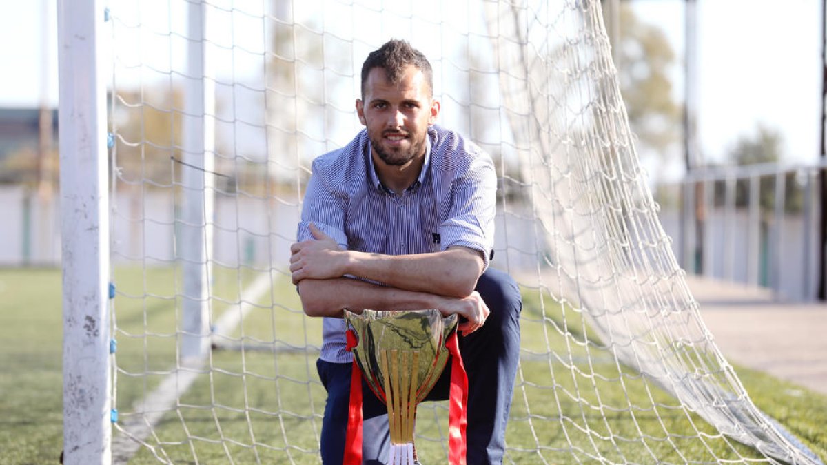 José Perales mostra la Copa Catalunya, un títol del qual n'està molt orgullós ja que ha estat el meta titular durant la semifinal i també a la final.