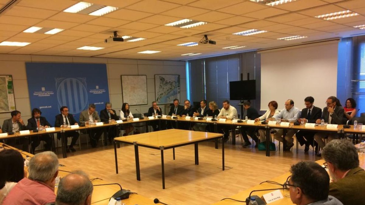 Un moment de la reunió entre els alcaldes de l'Ebre, el Camp de Tarragona i el Penedès.