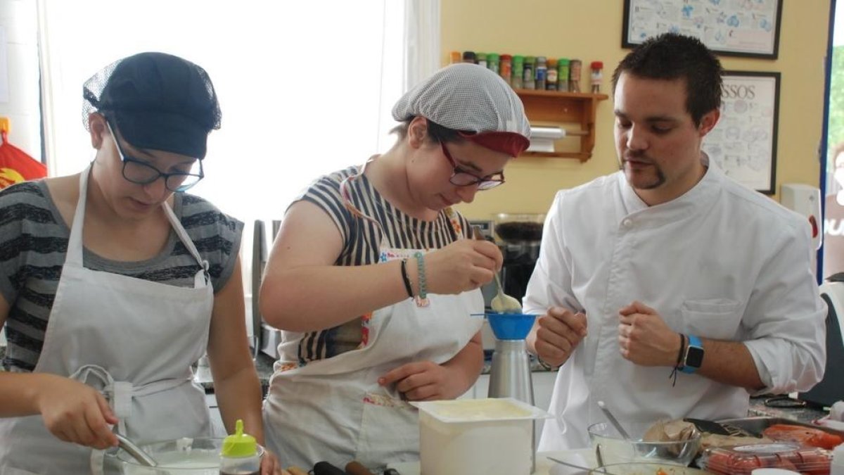 Algunos alumnos con el chef Sergi Palacín durante el curso.