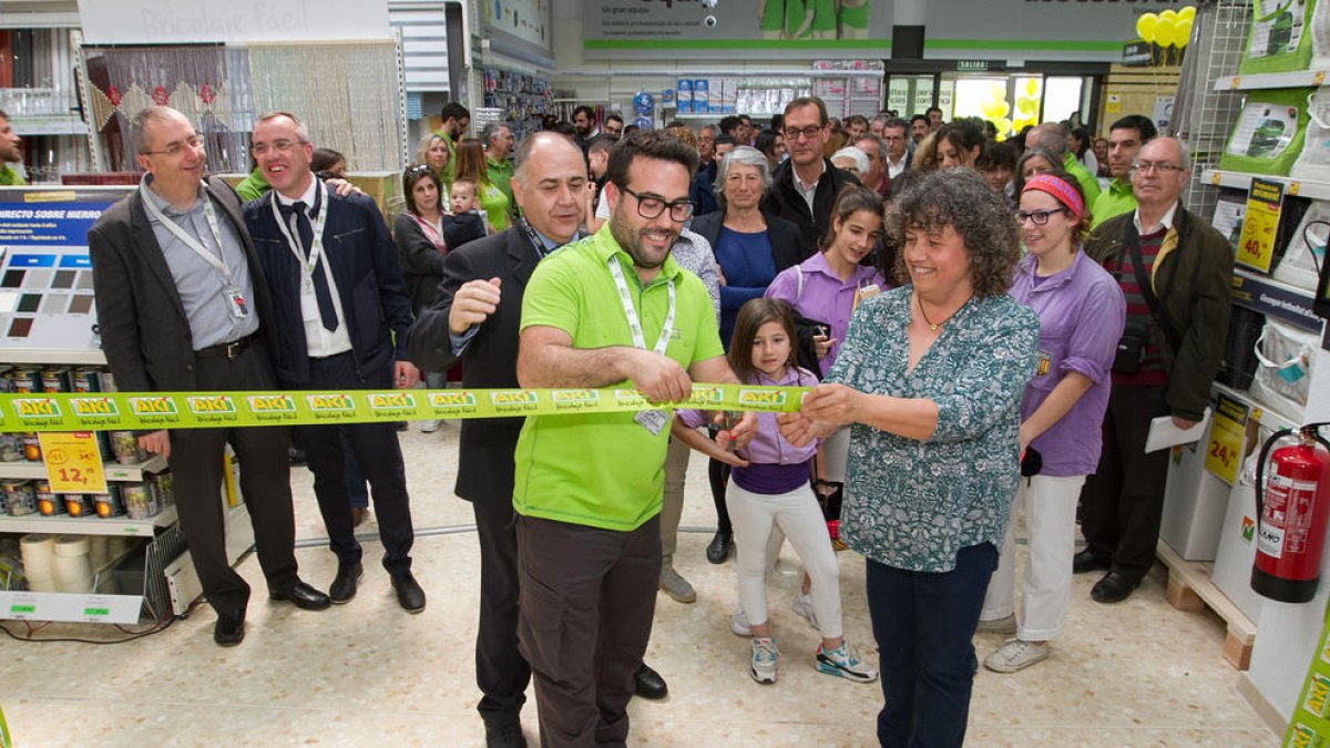 Inauguració del nou establiment de l'empresa de bricolatge AKÍ a Altafulla.