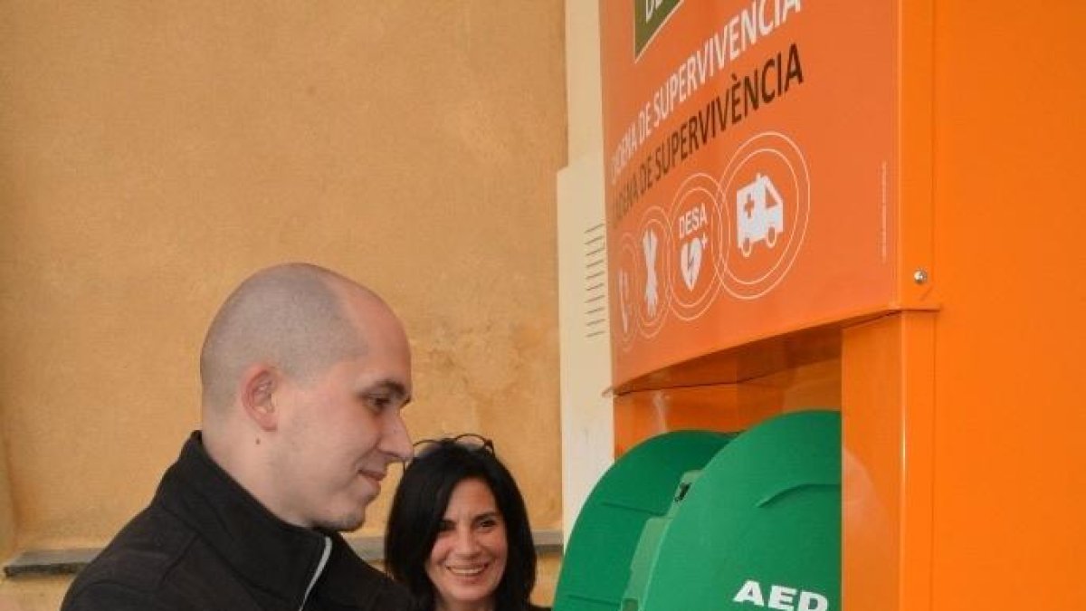 Un tècnic instal·la un desfibril·lador a la Plaça de la Font.