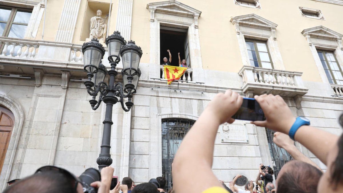 Els regidors de la CUP, el passat 3 d'octubre, van accedir a l'Ajuntament i van penjar una estelada.