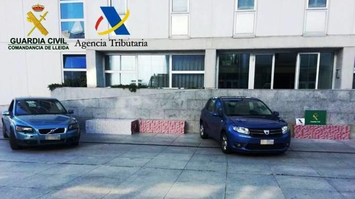 Imatge de dos dels vehicles utilitzats pels presumptes contrabandistes de tabac procedent d'Andorra.