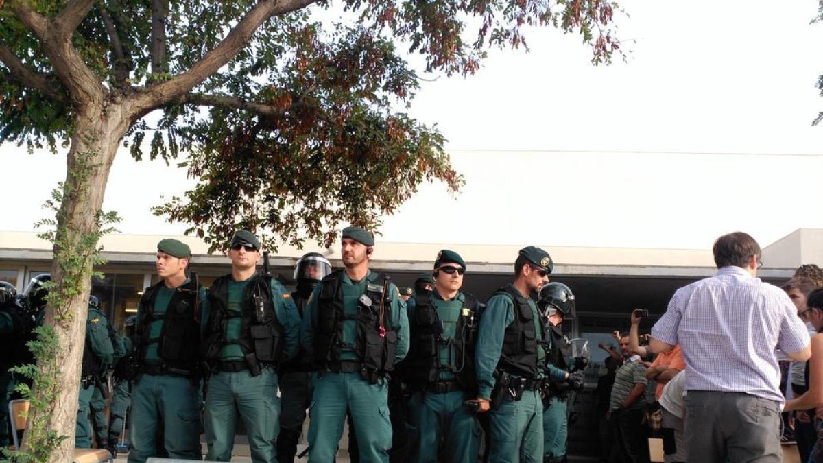 Imatge de la presència de la Guàrdia Civil a Mont-roig l'1 d'octubre.