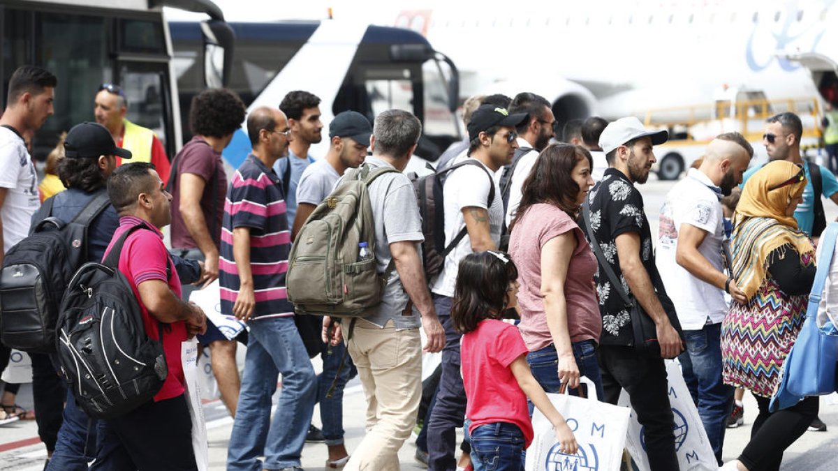 L'arribada dels refugiats a l'aeroport Adolfo Suárez Madrid-Barajas, aquest dimecres.