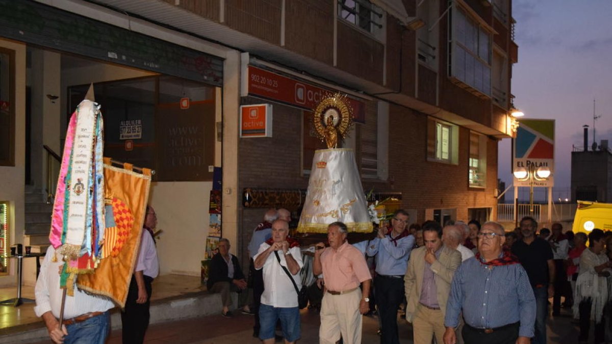 Els portaires amb la Verge pujant cap a la Catedral.