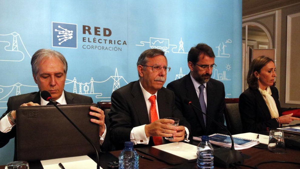 El presidente de Red Eléctrica, José Folgado, en el centro.