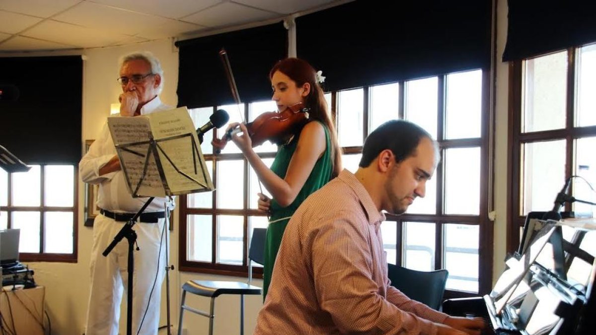 Luís del Olmo va retre homenatge a la poesía amb Carlos Mora (piano) i Fanny Mayo (violí).