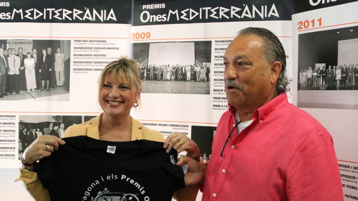 El president de l'entitat, Ángel Juárez, i la consellera de Relacions Ciutadanes a Tarragona, Elvira Ferrando, amb la samarreta dels Premis.