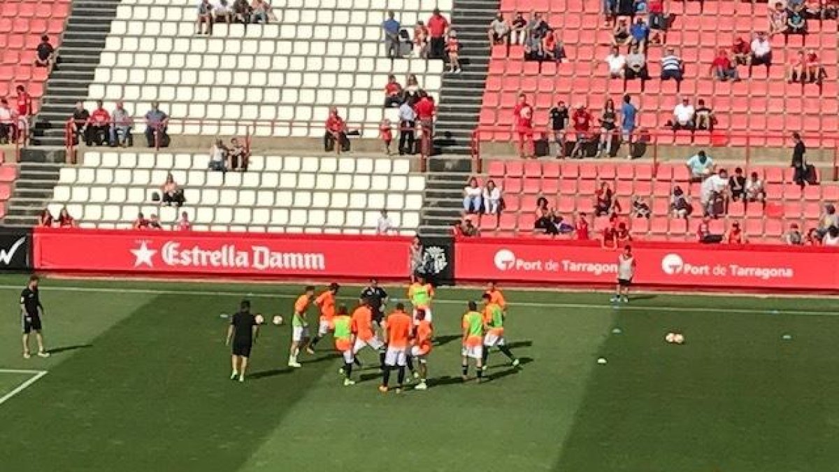 Els jugadors del Nàstic, escalfant.