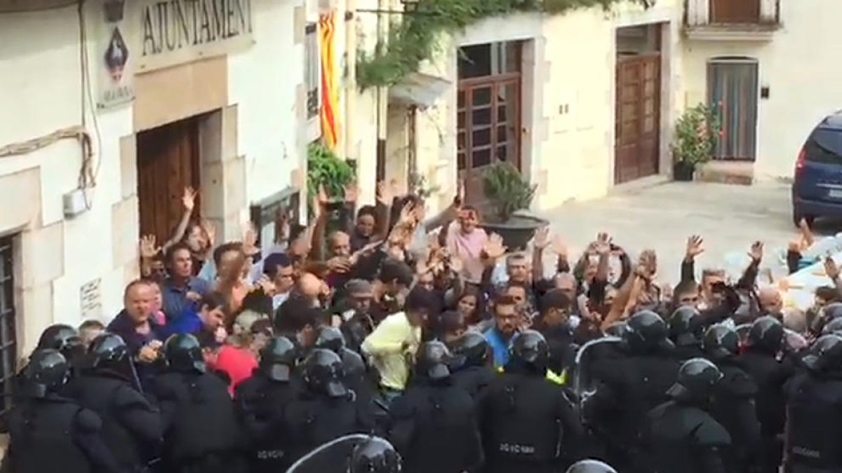 En Aiguaviva, uno de los casos analizados por la ONG, se tiraron gases lacrimógenos.