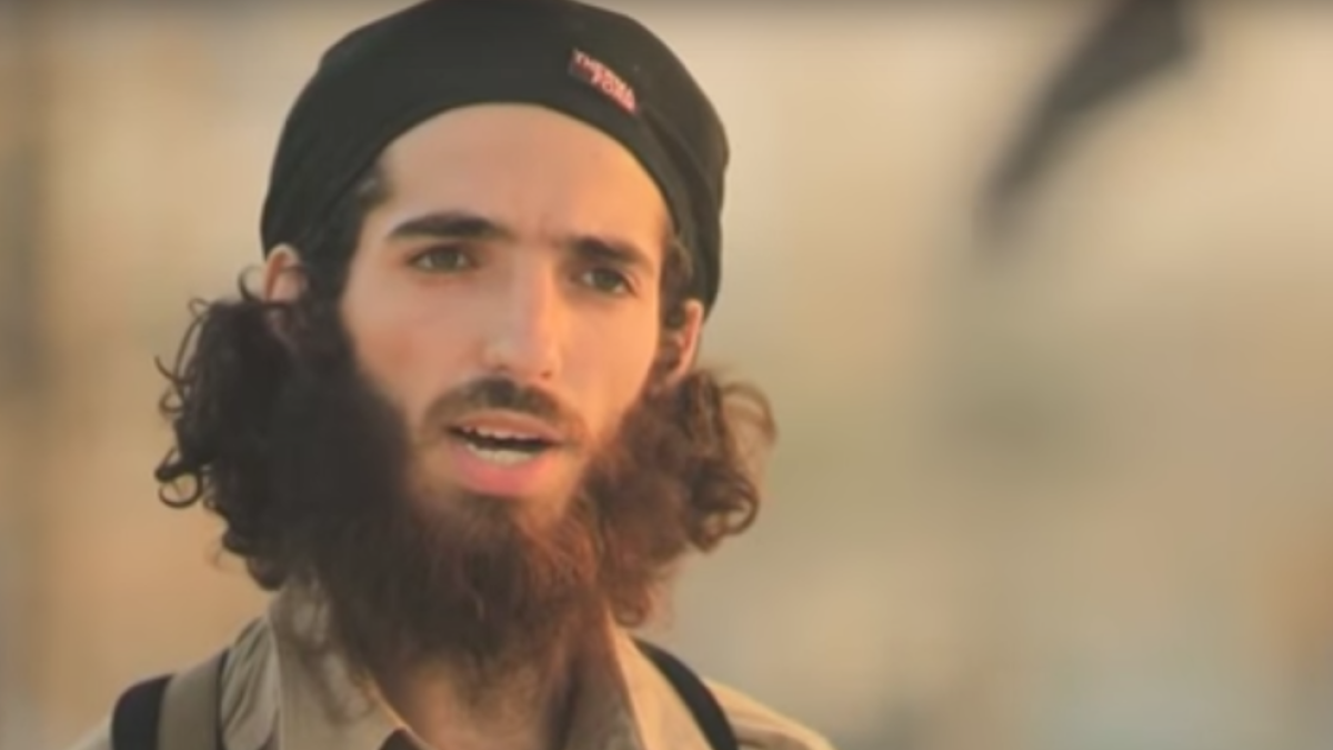 Abu Lais Al Qurdubi en un fotograma del vídeo de EI.