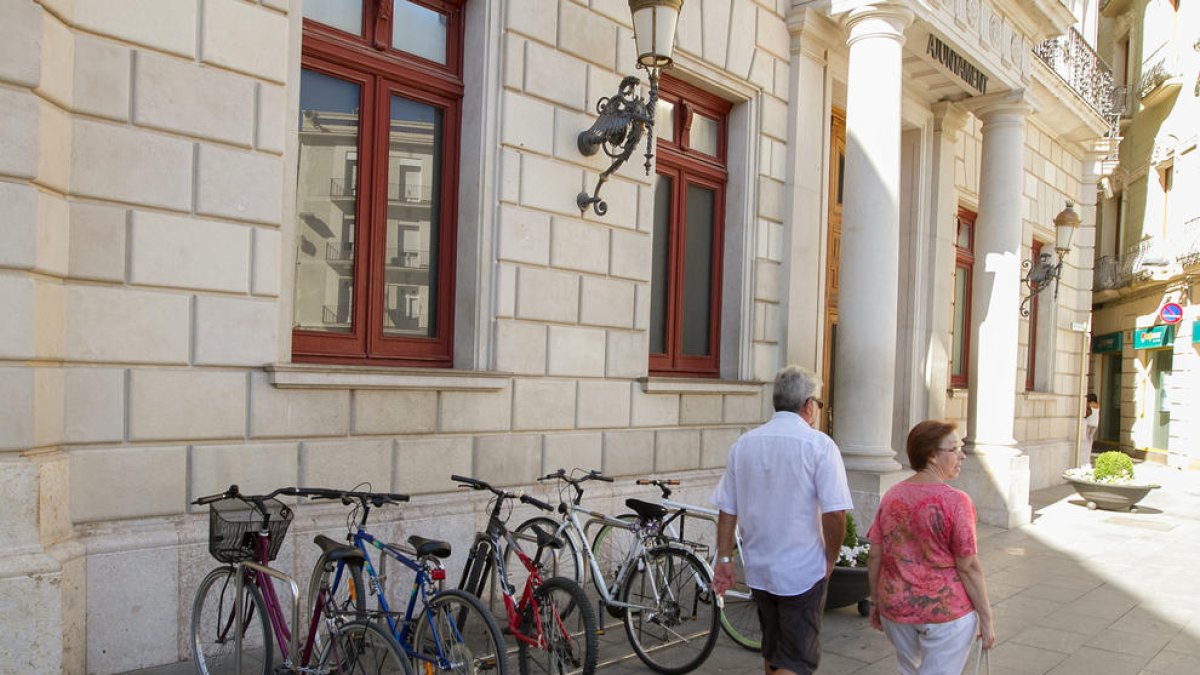 Una imatge d'arxiu de l'espai de pàrquing de bicicletes habilitat a l'entrada de l'Ajuntament.