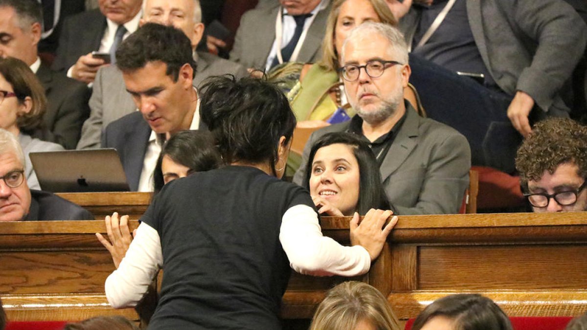 La diputada de la CUP Anna Gabriel parla amb l'exdiputada Isabel Vallet