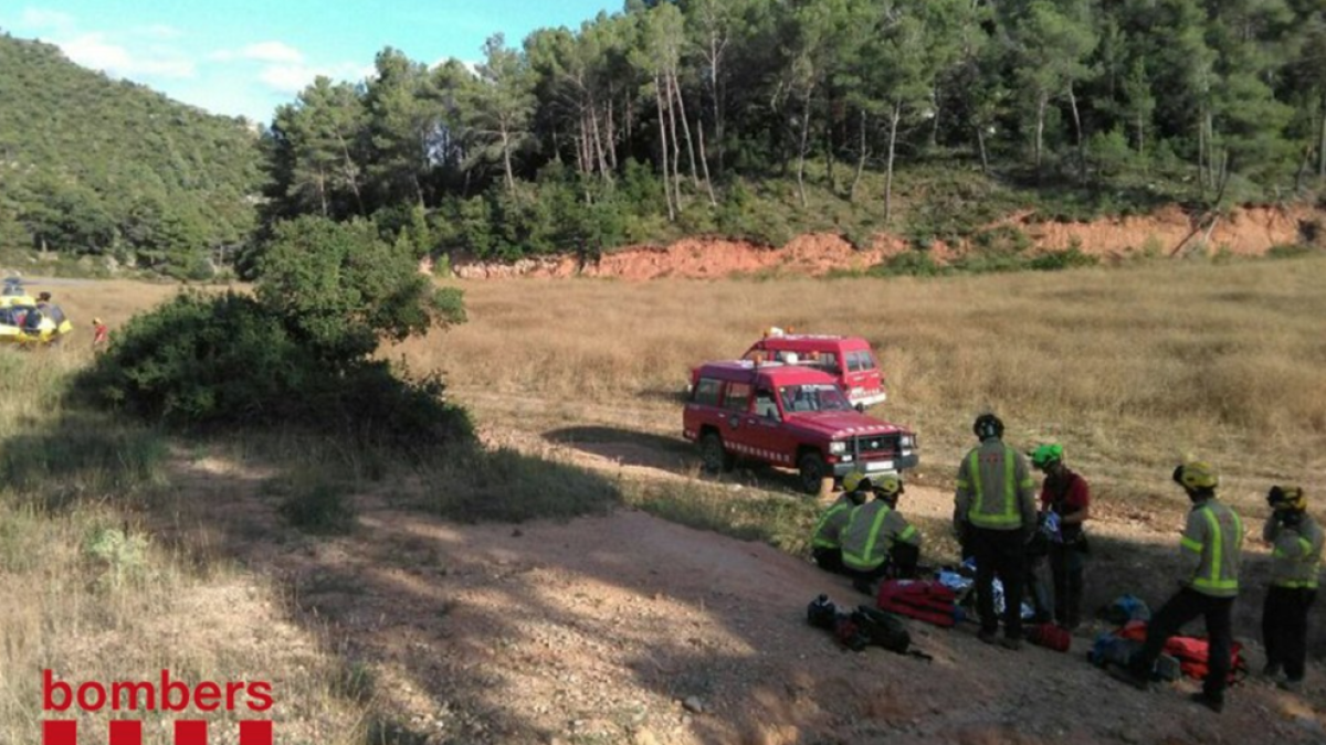 Els Bombers atenent el ferit, que ha estat traslladat a l'hospital Joan XXIII en helicòpter.