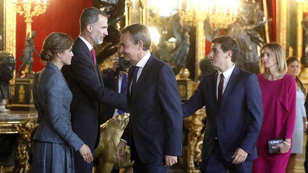 Els reis d'Espanya saludant a l'expresident Rodríguez Zapatero i a Albert Rivera a la recepció al Palau Reial.