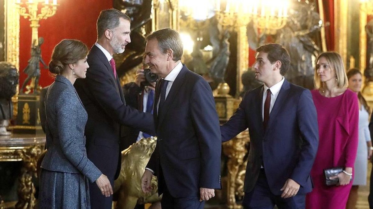 Los reyes de España saludando al expresidente Rodríguez Zapatero y a Albert Rivera en la recepción en el Palacio Real.