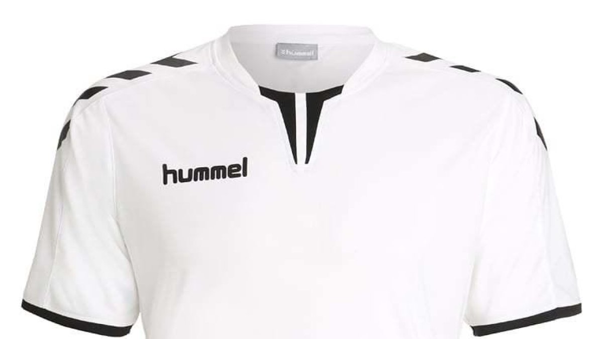 Una camiseta Hummel blanca.