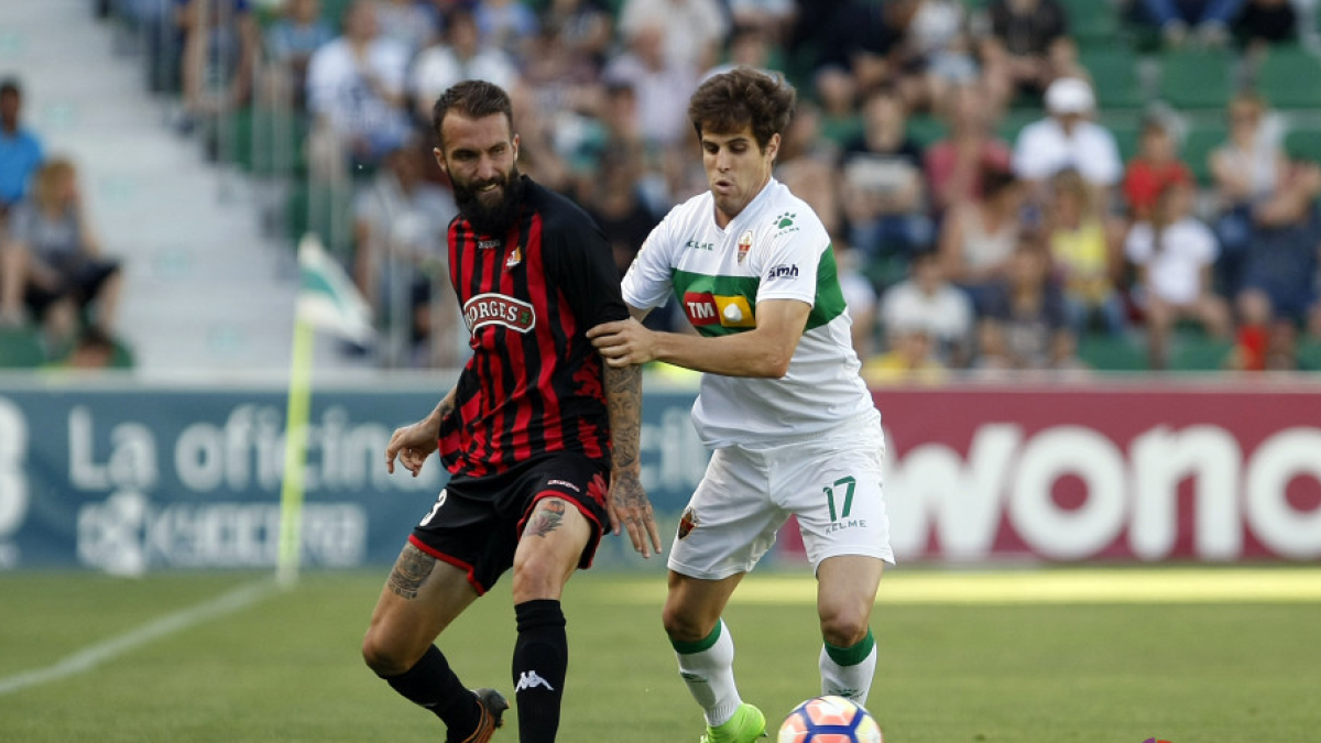 Ángel lluita per una pilota amb un rival.