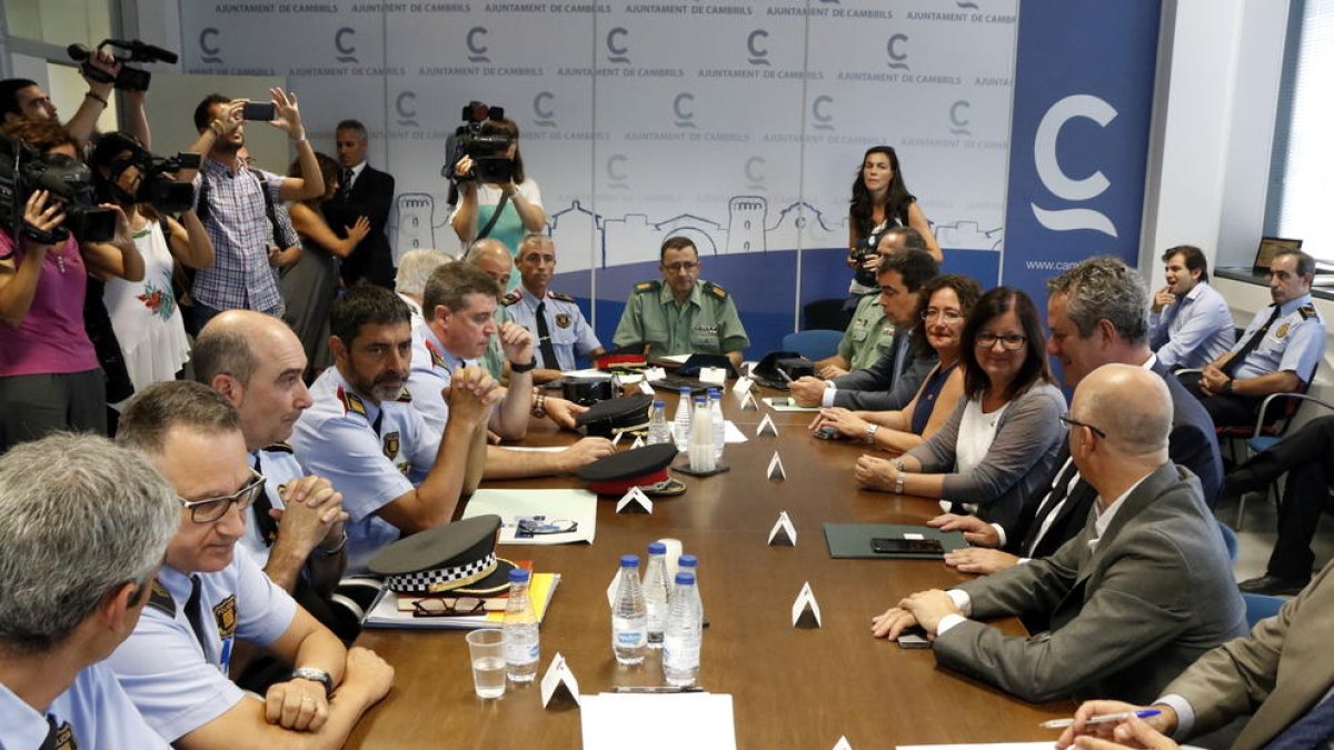 Plano general de la reunión de la Junta Local de Seguridad de Cambrils, presidida por el conseller de Interior, Joaquim Forn, y los responsables de los Mossos d'Esquadra.
