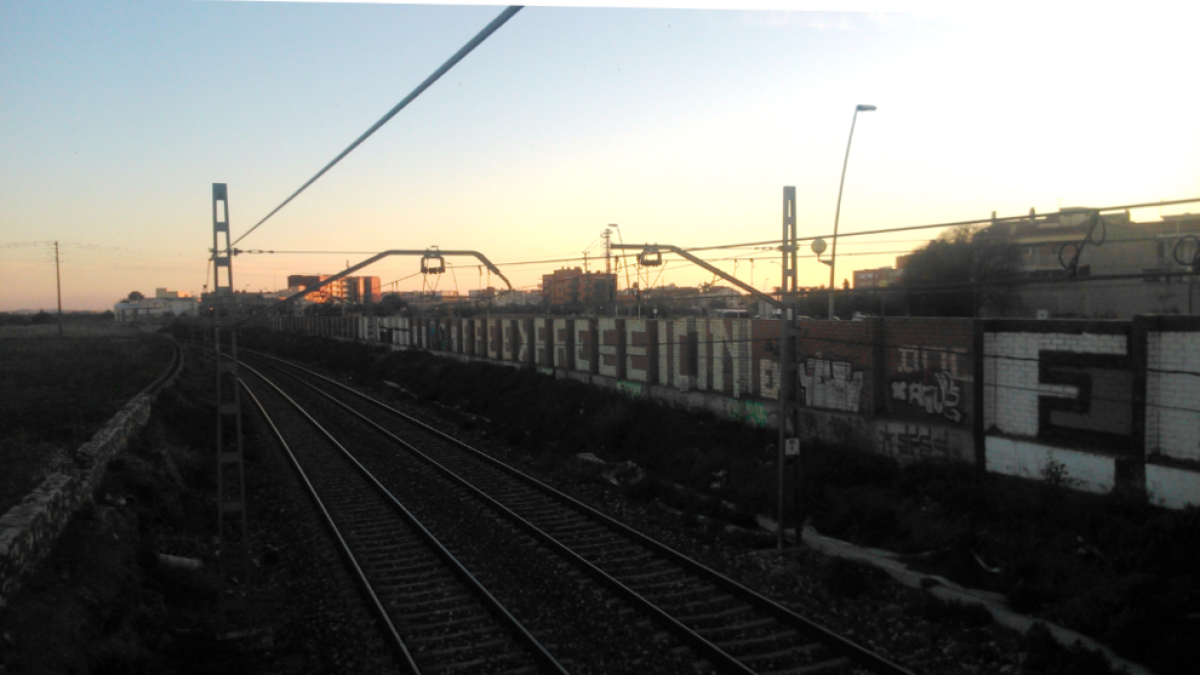 Les vies ferroviàries al seu pas per Reus vistes des del pont de davant el Campus Bellisens de la URV.