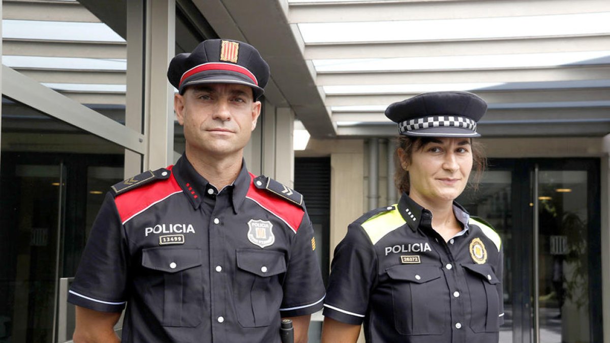 Un mosso d'esquadra y una policía local vestidos con los nuevos uniformes.