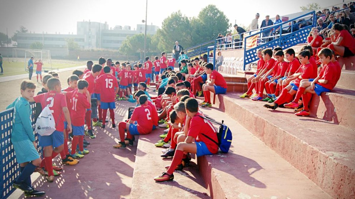 Niños del club durante la presentación de la plantilla.