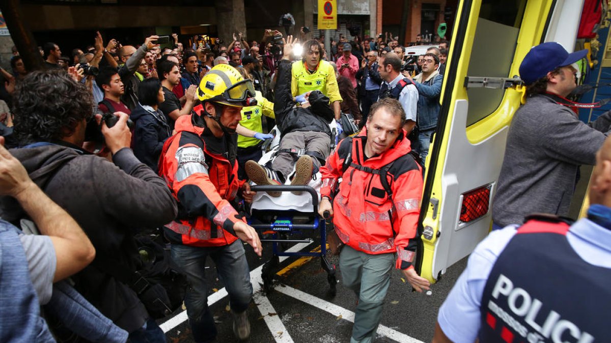 El SEM evacuando a uno de los heridos durante este 1 de octubre.