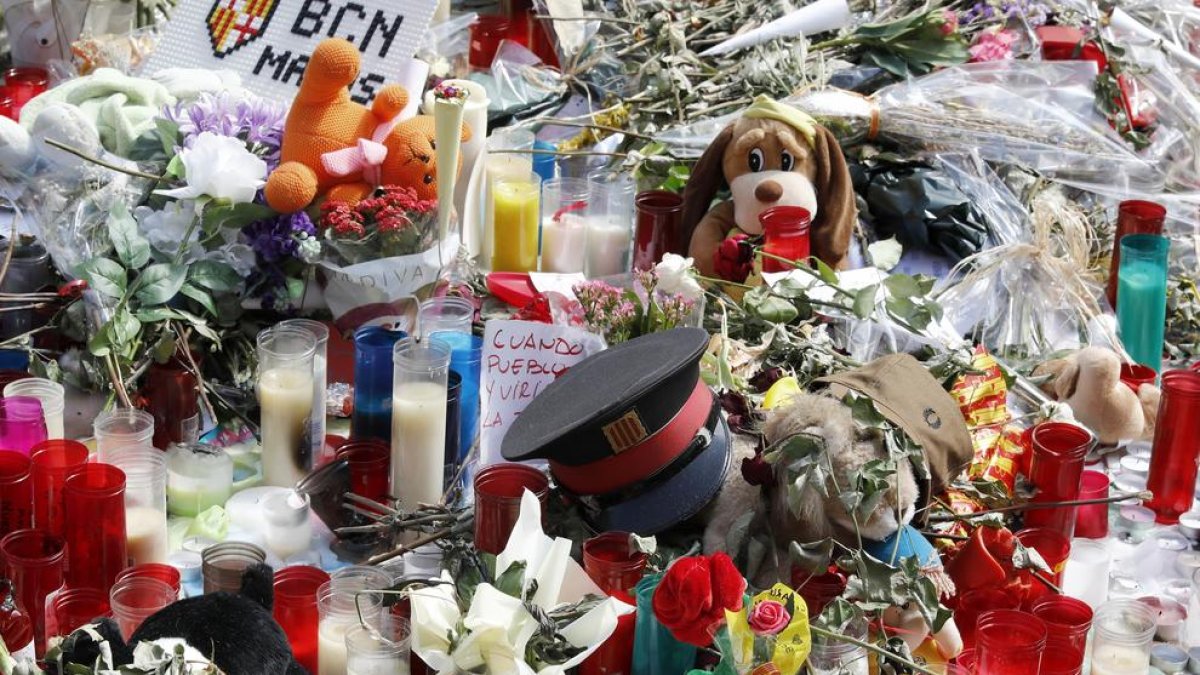 Les ofrenes dipositades a la Rambla de Barcelona en homenatge a les víctimes i ferits dels atemptats.