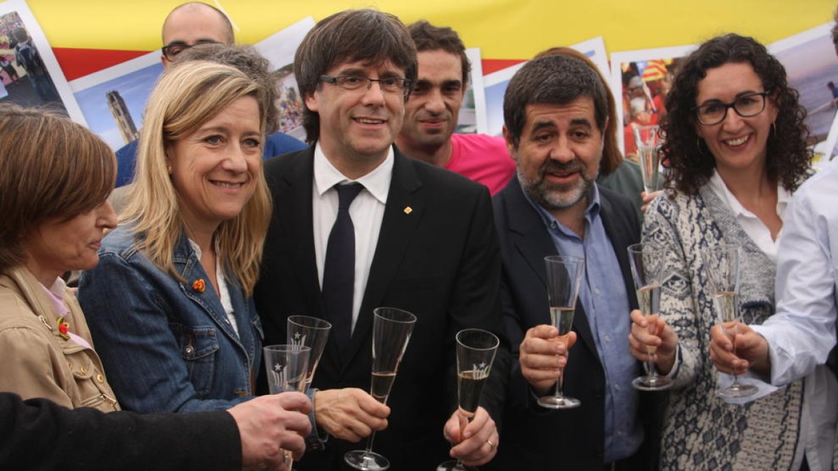 Imagen de archivo del president de la Generalitat, Carles Puigdemont, haciendo un brindis con Carme Forcadell, Marta Rovira y Jordi Sánchez.