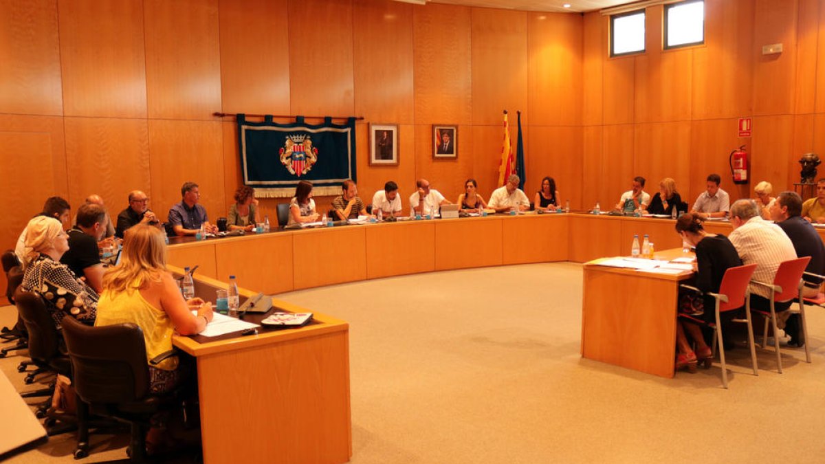 Ple municipal extraordinari a l'Ajuntament de Cambrils en record de les víctimes dels atemptats. Pla general del 25 d'agost del 2017