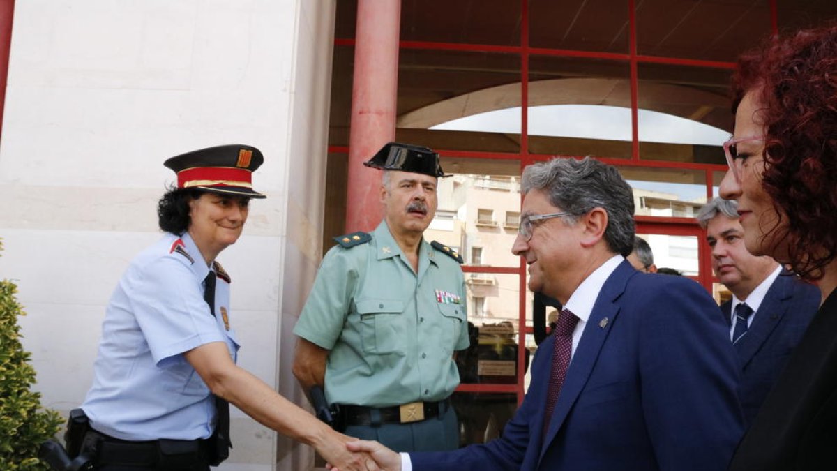 El delegado del gobierno español en Cataluña, Enric Millo, saludando a la jefa del ABP del Montsià de los Mossos D'Esquadra, ante|delante de el Ayuntamiento de Alcanar, este 25 de agosto de 2017