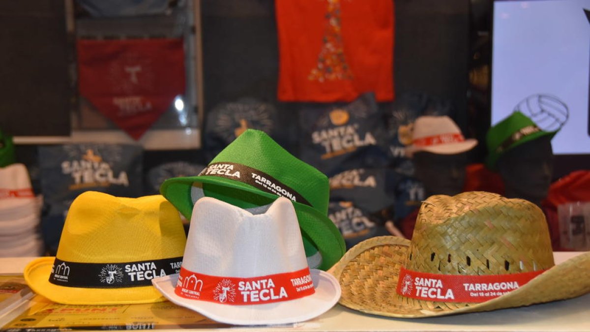 Los sombreros oficiales de las fiestas de Santa Tecla.